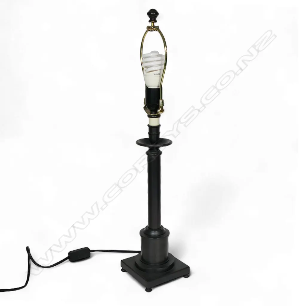 A table lamp and shade, Image 1++